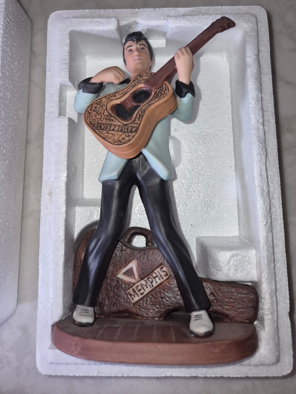 Avon Fine Collectibles porcelain hand-painted figurine of Elvis Presley 1987 New - Picture 3 of 4